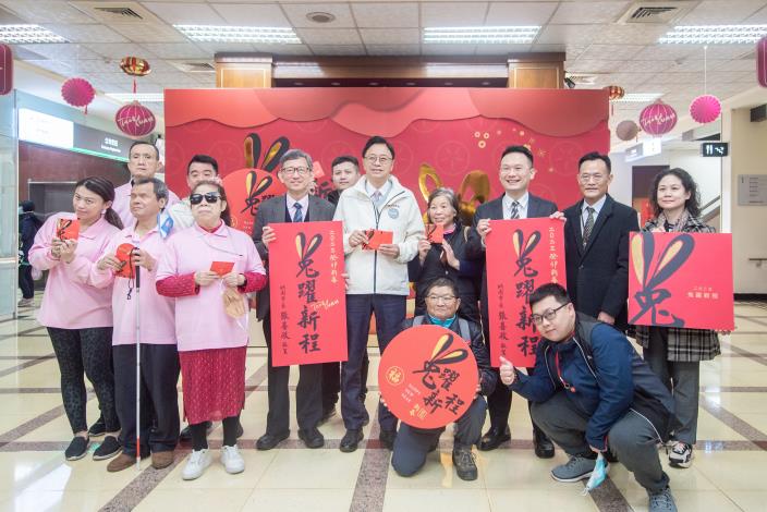 張市長發送福袋，並與市府按摩小站工作同仁合影