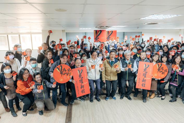 張市長至經發局辭歲，受到同仁熱烈的歡迎