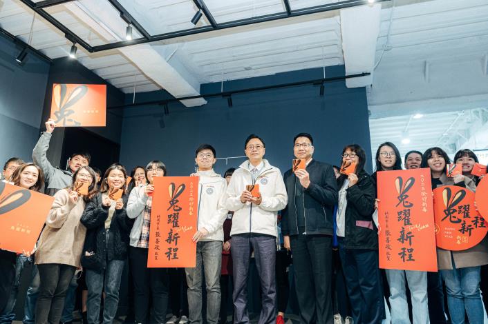 張市長至新聞處辭歲並與同仁合影