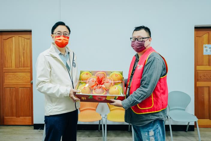 張市長親贈水果禮盒慰勞話務人員