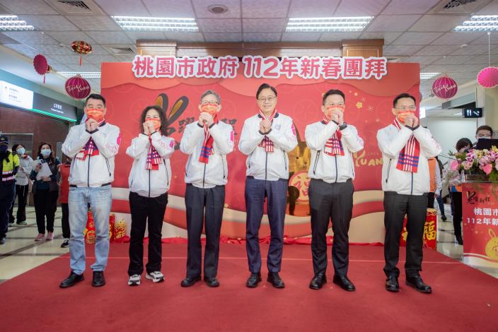 市長率副市長蘇俊賓、王明鉅、秘書長詹榮鋒，以及副秘書長金志聿、賴淑華向市府同仁拜年