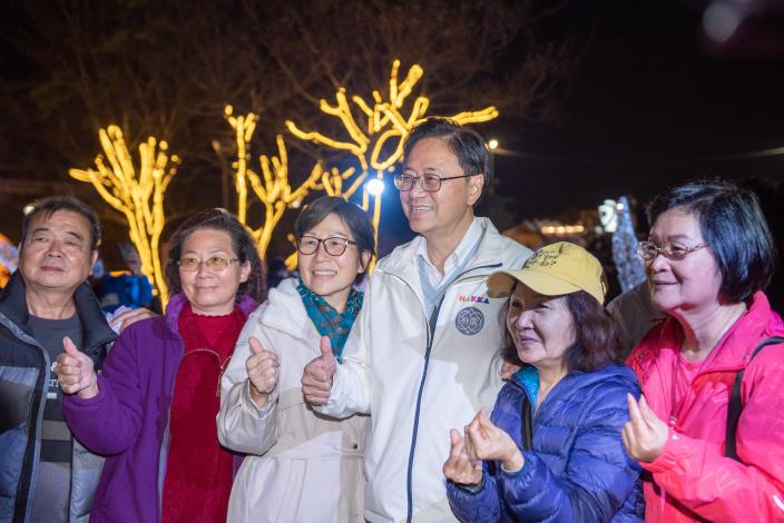 張市長與熱情民眾比讚合影