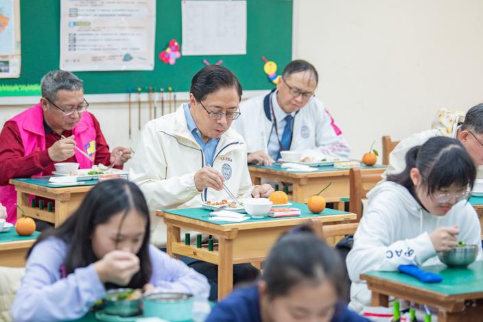 張市長與同學們一同享用美味健康的營養午餐