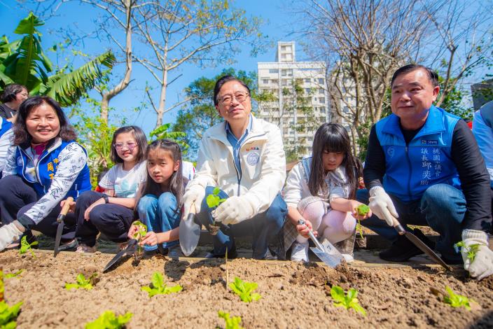 市長與同學們在校園小農場體驗小黃瓜種植樂趣