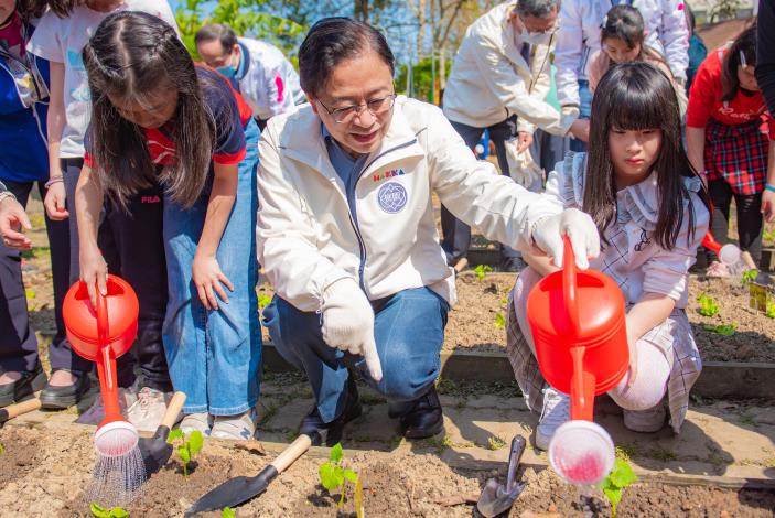 為推廣食農教育，學校設置校園示範農場進行耕作體驗及料理活動