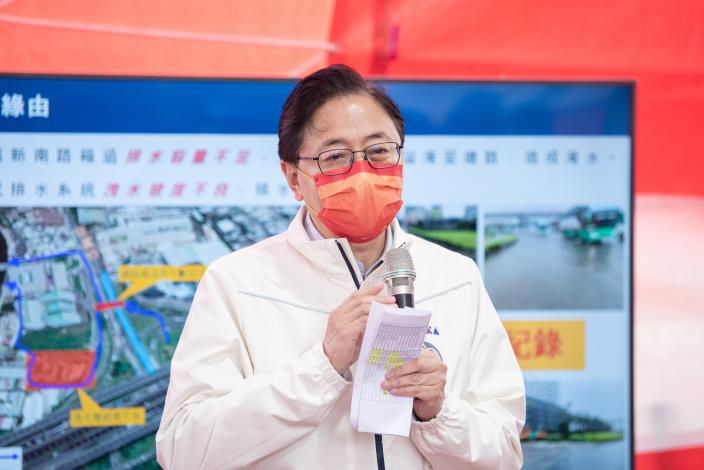 張市長說明「新南路雨水下水道工程」效益