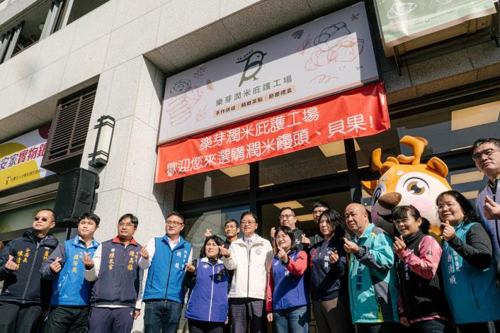 張市長和與會貴賓揭牌後合影