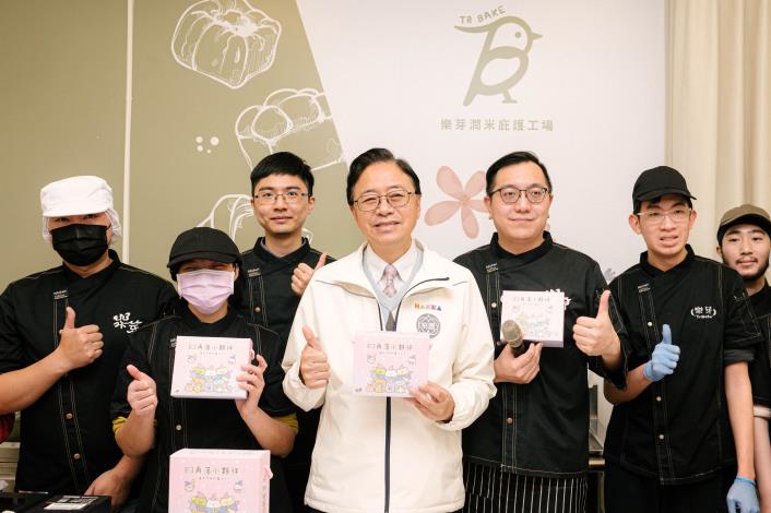 張市長與庇護工場員工手拿商品合影，歡迎各界踴躍購買