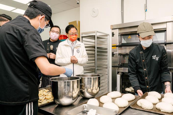 張市長參觀庇護工場產品的製作過程