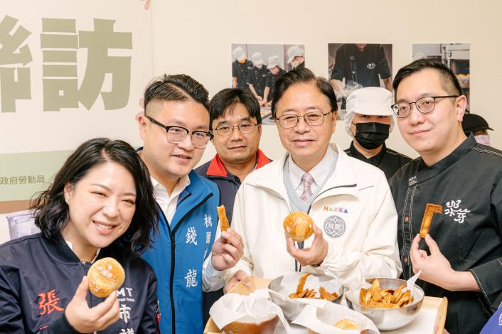 張市長和與會來賓手拿庇護工場特色商品合影，盼市民朋友踴躍購買，支持身障朋友穩定就業