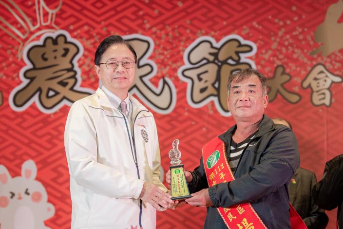 張市長頒發獎座表揚傑出農友楊文雄