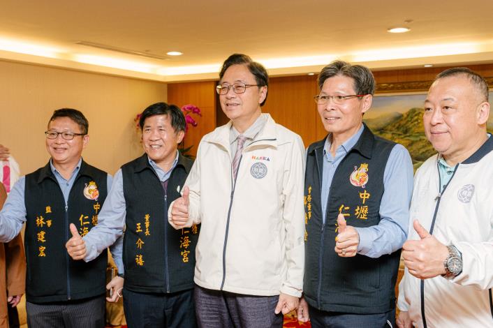 市長與財團法人中壢仁海宮代表等人合影