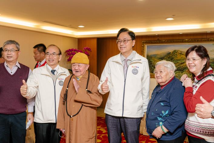 市長與安安佛堂住持師父釋仁聖等人合影