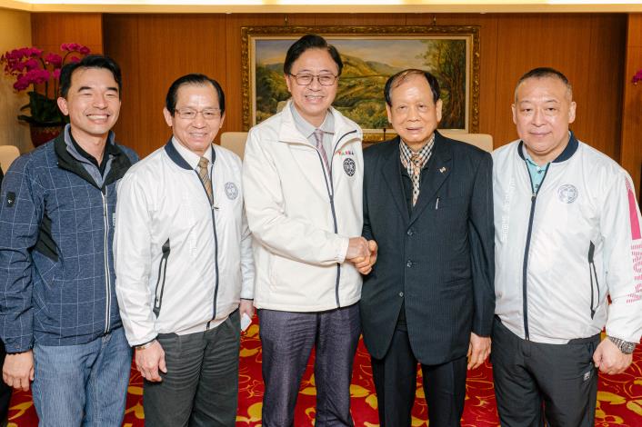 市長與桃園慈護宮主任委員吳正宗等人合影