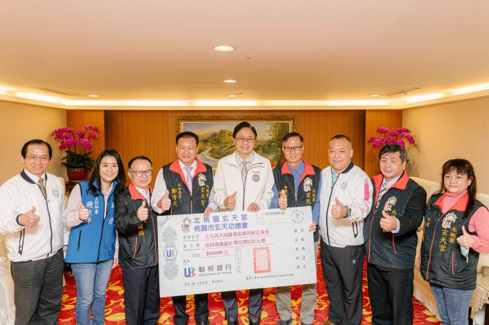 市長與桃園玄天功德會理事長鄭清火等人合影