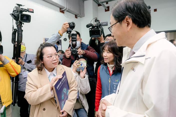 張市長聆聽相關介紹