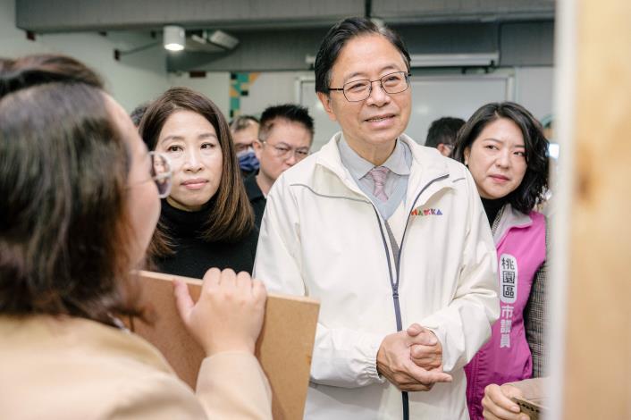 張市長和與會貴賓共同參觀青創團隊