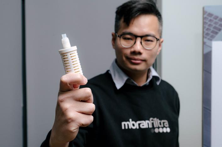 「膜淨材料」研發戶外隨身除菌淨水器，並榮獲美國消費性電子展(CES)創新獎