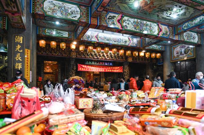 龜山區坪頂大湖福德宮香火鼎盛，供桌上擺滿信徒供品，恭祝福德正神聖誕千秋