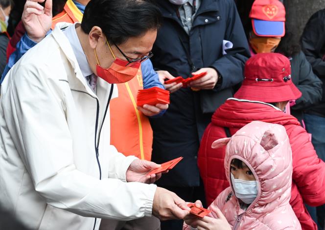 張市長發送福袋予參香的信徒朋友