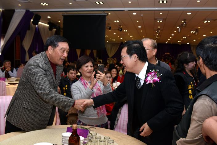 出席桃園市宜蘭同鄉會會員大會，鄭市長期盼桃園成為新故鄉，年輕人都可以在此安心成家立業 ||