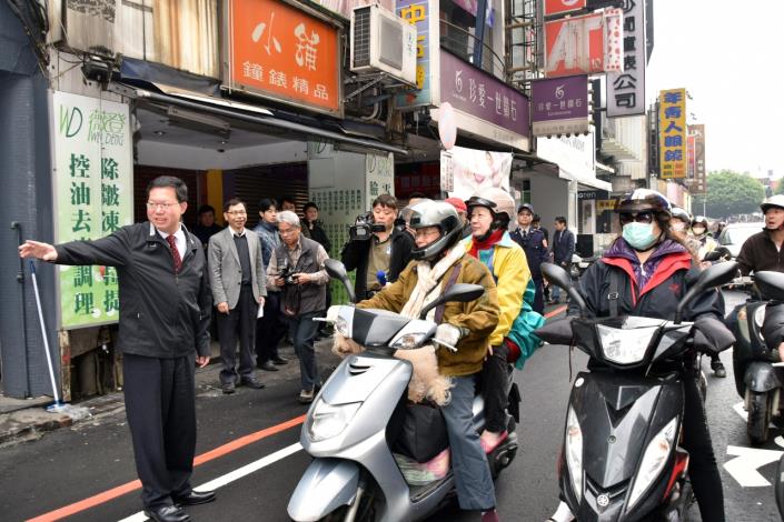 鄭市長視察桃園火車站前地下道拆除工程