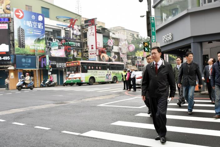 鄭市長視察桃園火車站前地下道拆除工程