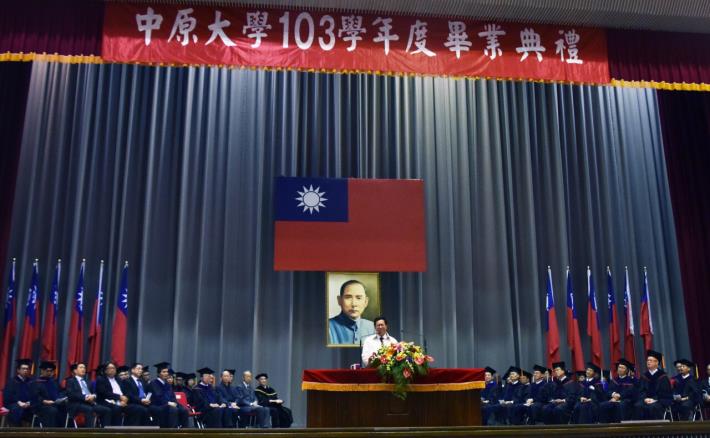 參加中原大學畢業典禮  鄭市長：培養自我、充實才識，迎接全球化競爭的時代-1