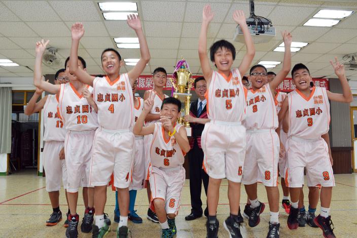 忠貞國小籃球隊全國男子組冠軍  鄭市長：重視青少年籃球運動，陸續增設天幕球場，暑假舉辦全國三對三籃球賽