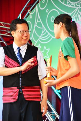 桃園市103學年度畢業班市長獎授獎典禮 鄭市長：提供不同的機會 激發孩子的潛力