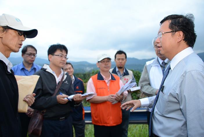 龍潭、大溪交界實地現勘回填廢土情形 鄭市長指示環保局會同相關單位進行開挖，查明是否不法回填
