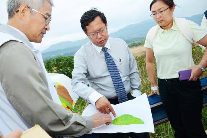 龍潭、大溪交界實地現勘回填廢土情形 鄭市長指示環保局會同相關單位進行開挖，查明是否不法回填