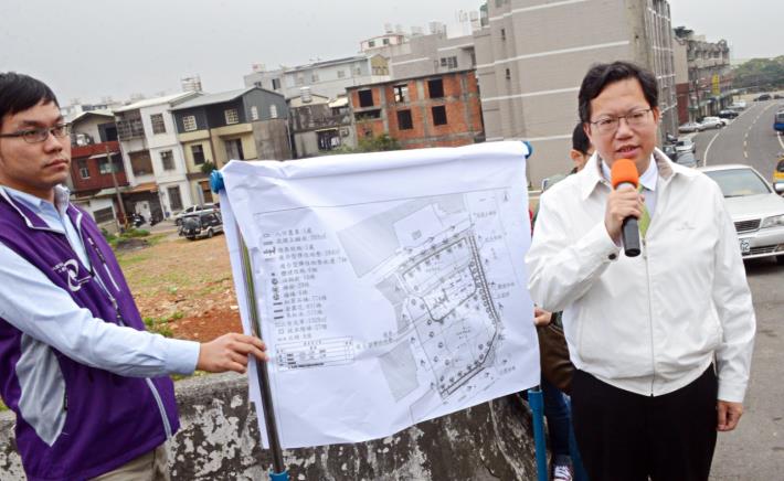 視察楊梅區新榮里兒五公園新闢工程 鄭市長：利用高低差做成鄰里特色公園||