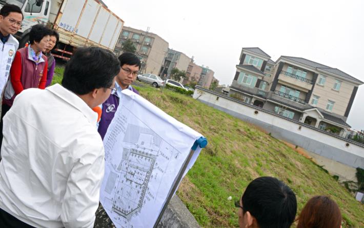 視察楊梅區新榮里兒五公園新闢工程 鄭市長：利用高低差做成鄰里特色公園||