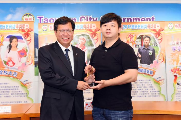 鄭市長表揚總統教育獎得主，肯定同學積極向上精神