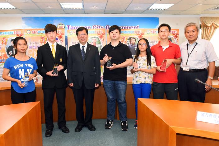 鄭市長表揚總統教育獎得主，肯定同學積極向上精神
