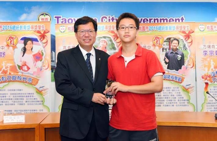 鄭市長表揚總統教育獎得主，肯定同學積極向上精神
