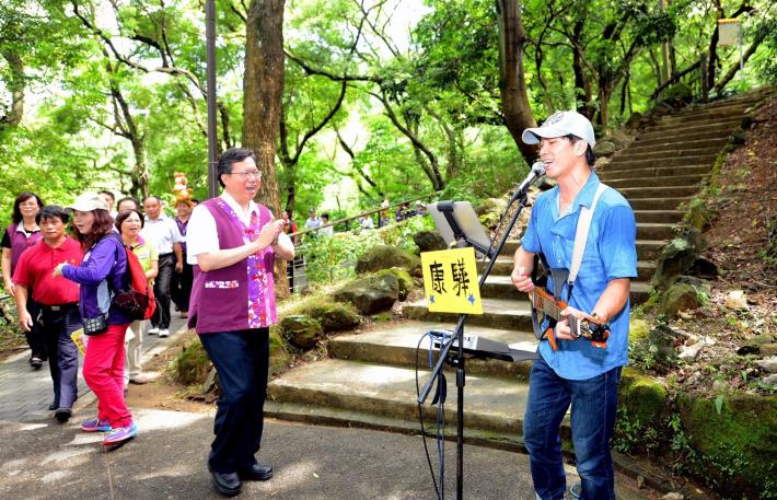視察虎頭山全齡友善無障礙坡道  鄭市長：打造虎頭山都會生態公園友善環境，提供市民遊憩景點