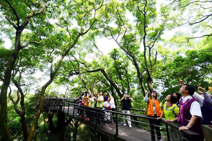 視察虎頭山全齡友善無障礙坡道  鄭市長：打造虎頭山都會生態公園友善環境，提供市民遊憩景點