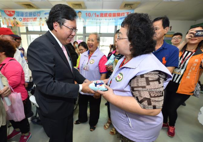 關懷長者接種疫苗情形  鄭市長：長者及幼兒免費接種流感疫苗，守護市民健康