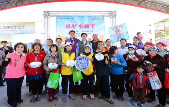 視察路平四階段宣導暨平鎮區南平路路面改善工程 鄭市長：持續推行路平計畫，提供市民良好道路品質
