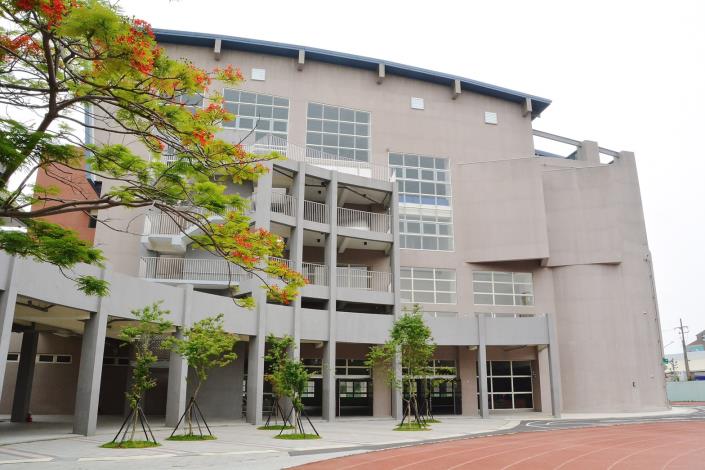 視察八德國中活動中心設備工程 鄭市長：建構優質教學環境，營造與社區共榮共享的校園