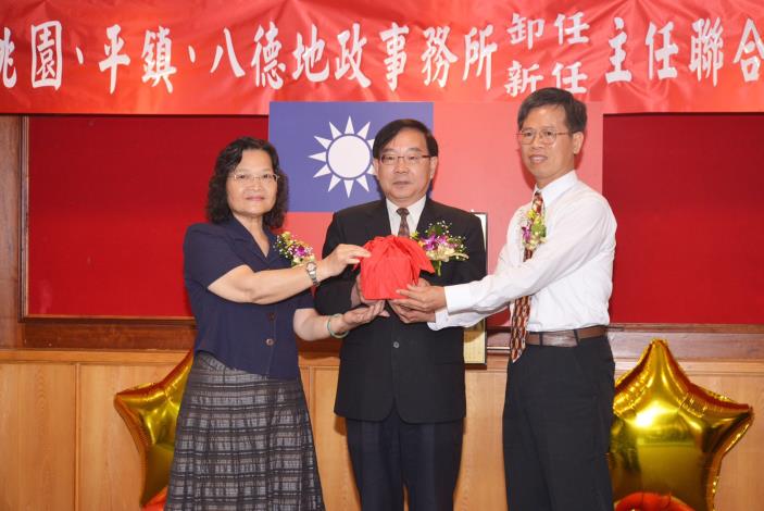 桃園、平鎮及八德地政事務所缷任、新任主任聯合交接暨宣誓典禮  王副市長：三位主任皆具優秀地政背景，勉業務推動更好更順利