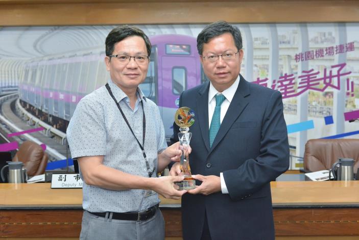頒發本府106年度「非都市土地使用編定管制」及「耕地三七五租約督導考核」績優公所 鄭市長：感謝第一線辛苦同仁，勉持續服務市民