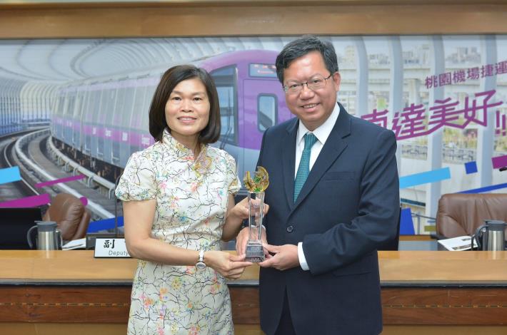 頒發本府106年度「非都市土地使用編定管制」及「耕地三七五租約督導考核」績優公所 鄭市長：感謝第一線辛苦同仁，勉持續服務市民|