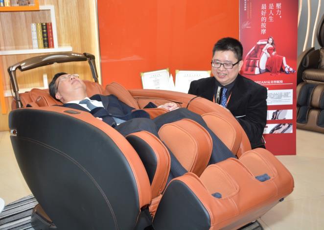參訪督洋生技股份有限公司 鄭市長：感謝督洋生技捐贈按摩椅，提供社區照顧關懷據點使用