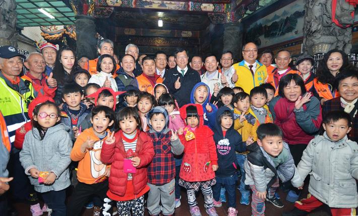 蘆竹田心土地正神廟參香 鄭市長：期盼福袋帶給大家福氣滿滿、狗年旺旺