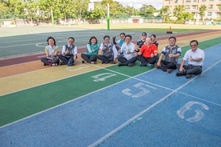 履勘龍星國小操場更新 鄭市長：預計20週年校慶前完工，讓學生使用更方便