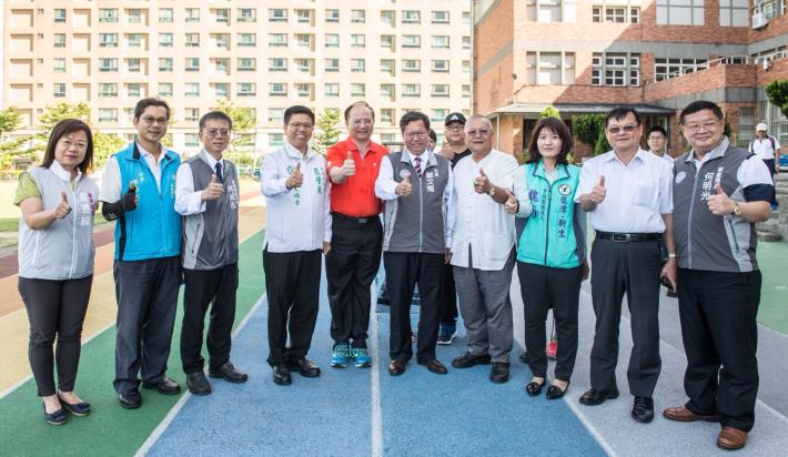 履勘龍星國小操場更新 鄭市長：預計20週年校慶前完工，讓學生使用更方便