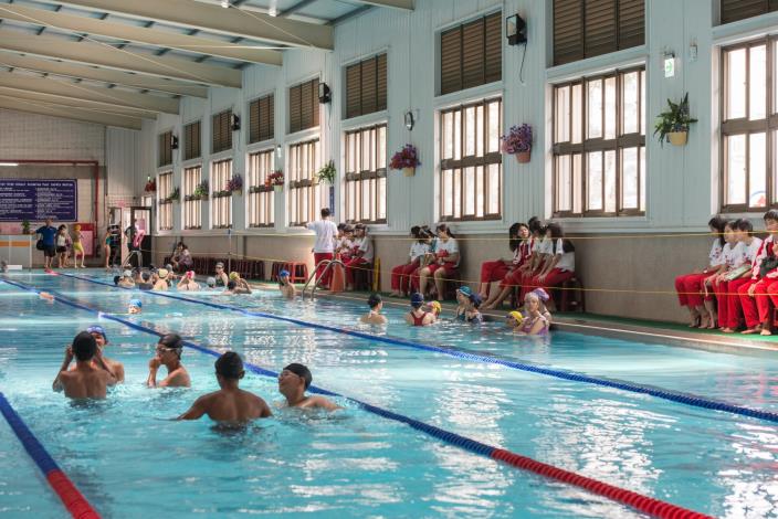 平興國中溫水游泳池完工啟用  鄭市長：提供師生及社區居民使用、鼓勵推動游泳教育